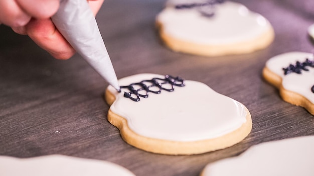 Passo dopo passo. Decorazione di biscotti con teschio di zucchero con glassa reale di colore diverso.