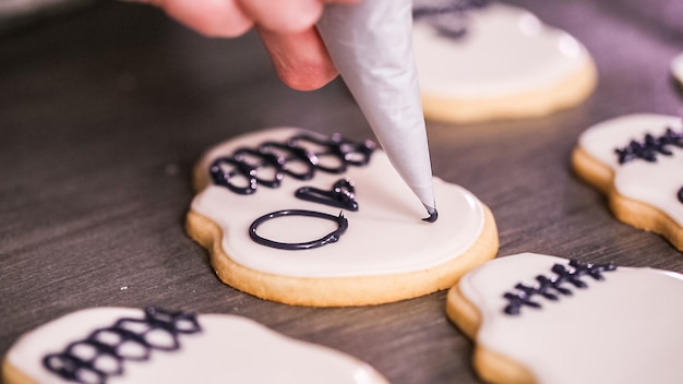 Passo dopo passo. Decorazione di biscotti con teschio di zucchero con glassa reale di colore diverso.