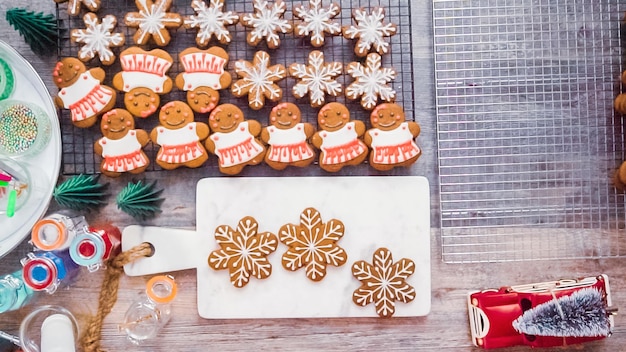 Passo dopo passo. Disposizione piatta. Decorare i biscotti di pan di zenzero con la ghiaccia reale.