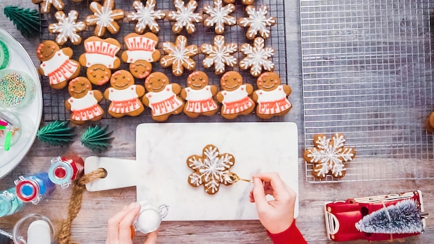 Passo dopo passo. Disposizione piatta. Decorare i biscotti di pan di zenzero con la ghiaccia reale.