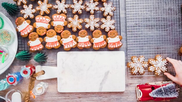 Passo dopo passo. Disposizione piatta. Decorare i biscotti di pan di zenzero con la ghiaccia reale.