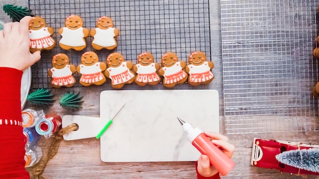 Passo dopo passo. Disposizione piatta. Decorare i biscotti di pan di zenzero con la ghiaccia reale.