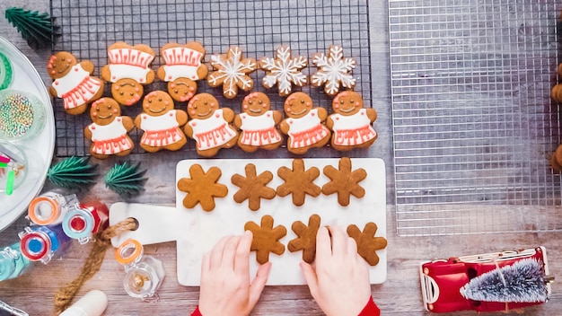 Passo dopo passo. Disposizione piatta. Decorare i biscotti di pan di zenzero con la ghiaccia reale.