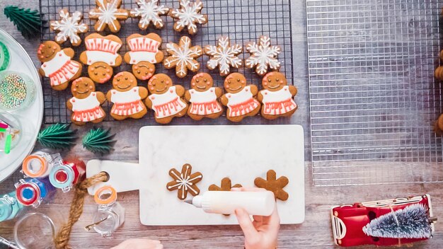 Passo dopo passo. Disposizione piatta. Decorare i biscotti di pan di zenzero con la ghiaccia reale.