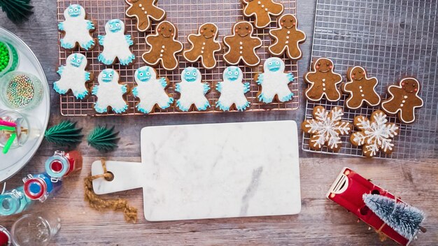 Passo dopo passo. Disposizione piatta. Decorare i biscotti di pan di zenzero con la ghiaccia reale.