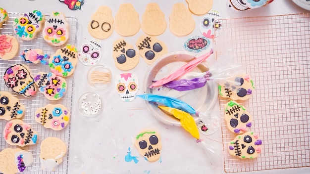 Passo dopo passo. Disposizione piatta. Disposizione piatta. Decorare biscotti con teschio di zucchero con glassa reale per la festa del Dia de los Muertos.