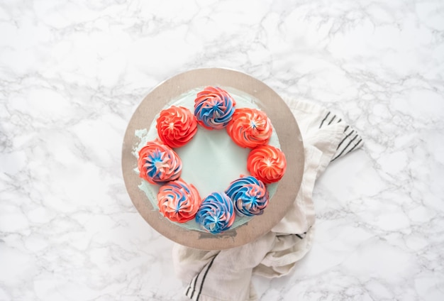 Passo dopo passo. Disposizione piatta. Glassa di torta rotonda alla vaniglia con glassa di crema al burro per la celebrazione del 4 luglio.