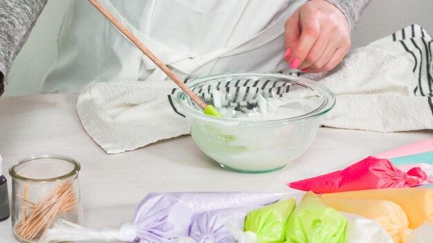 Passo dopo passo. Disposizione piatta. Mescolare la ghiaccia reale per decorare i cookeis di zucchero di Pasqua.