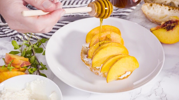 Passo dopo passo. Fare i toast alla ricotta con pesche e frutti di bosco bio.