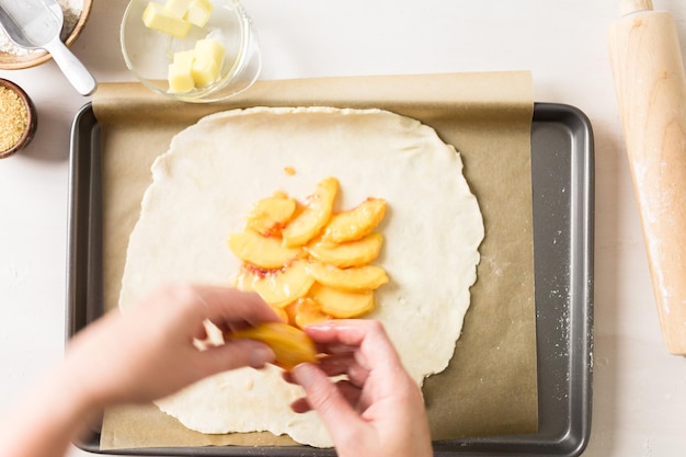 Passo dopo passo. Fare la galette di pesche con pesche fresche locali.