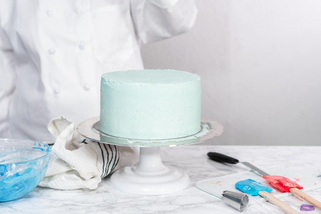 Passo dopo passo. Glassa torta rotonda alla vaniglia con glassa di crema al burro per la celebrazione del 4 luglio.