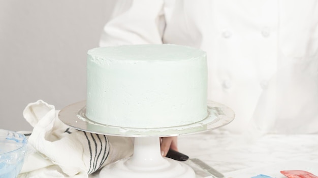 Passo dopo passo. Glassare una torta rotonda alla vaniglia a tre strati con glassa di crema al burro.