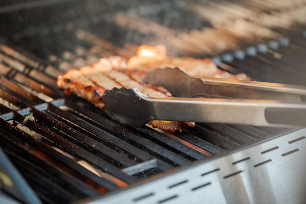 Passo dopo passo. Grigliare una bistecca di New York sulla griglia a gas all'aperto.