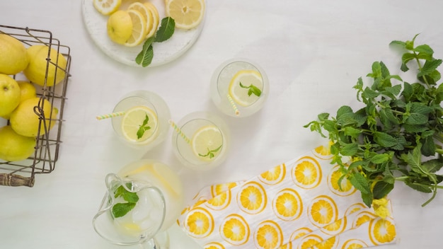 Passo dopo passo. Guarnire la tradizionale limonata fresca con fette di limone e menta.