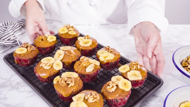 Passo dopo passo. Guarnire muffin di pane alla banana con caramello fatto in casa, chips di banana e noci.