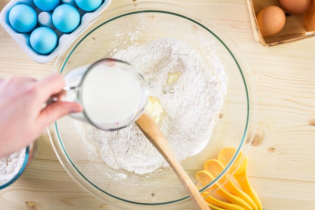 Passo dopo passo. Impasto per pane pasquale fatto in casa.