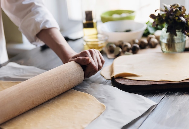 Passo dopo passo lo chef prepara i ravioli con ricotta, tuorli d'uovo di quaglia e spinaci alle spezie. Lo chef lavora con l'impasto