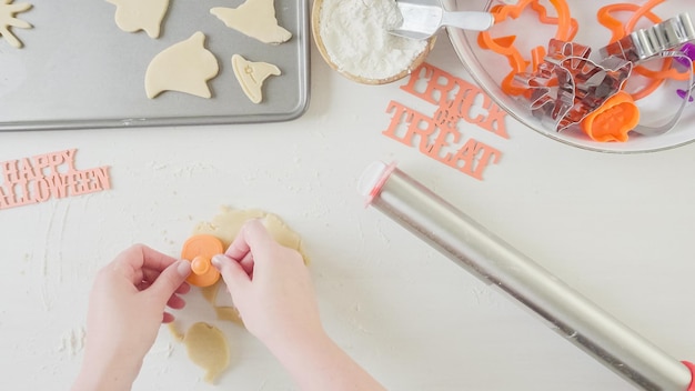 Passo dopo passo. Madre e figlia che preparano i biscotti di zucchero di Halloween.