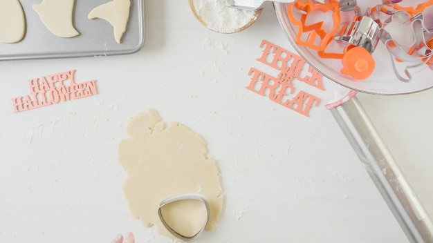 Passo dopo passo. Madre e figlia che preparano i biscotti di zucchero di Halloween.