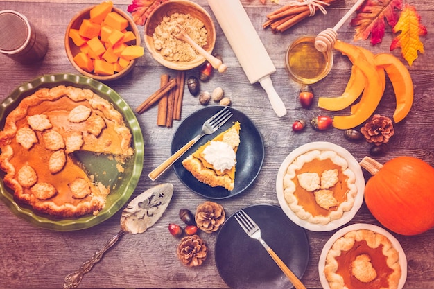 Passo dopo passo. Mangiare una fetta di torta di zucca appena sfornata.