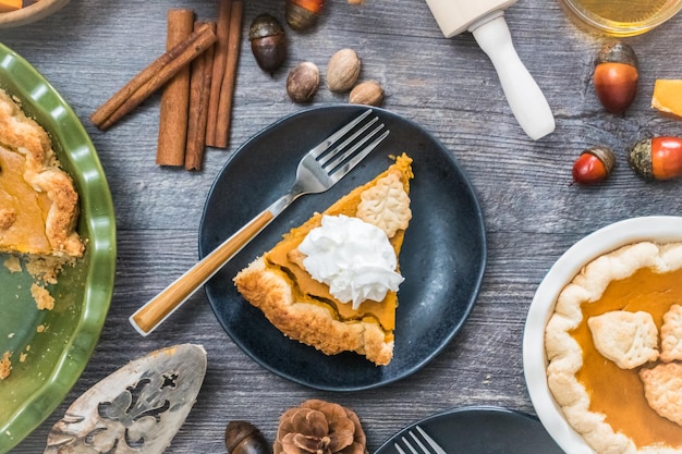 Passo dopo passo. Mangiare una fetta di torta di zucca appena sfornata.