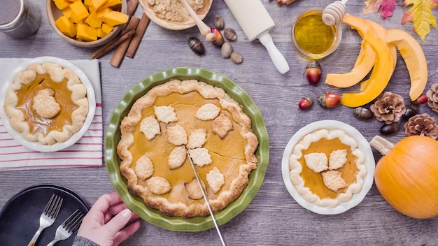 Passo dopo passo. Mangiare una fetta di torta di zucca appena sfornata.