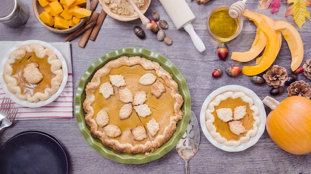 Passo dopo passo. Mangiare una fetta di torta di zucca appena sfornata.