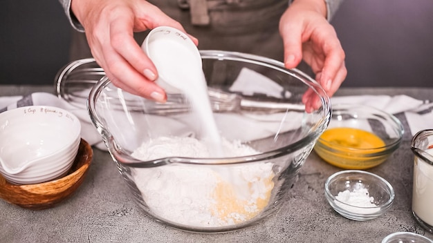 Passo dopo passo. Mescolare gli ingredienti insieme in una ciotola di vetro per muffin speziati di pane di mais jalapeno.