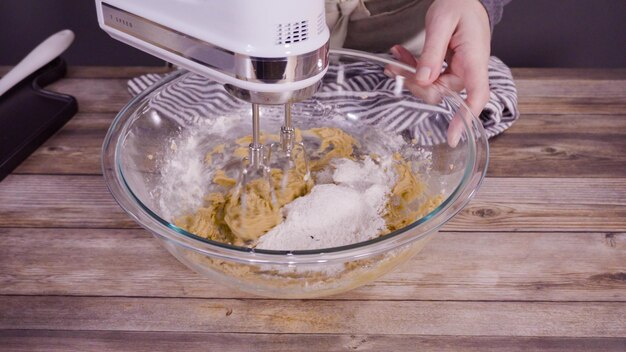 Passo dopo passo. Mescolare gli ingredienti per cuocere i biscotti di farina d'avena in una terrina di vetro.