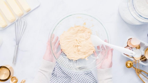 Passo dopo passo. Mescolare gli ingredienti per i cupcakes alla vaniglia.