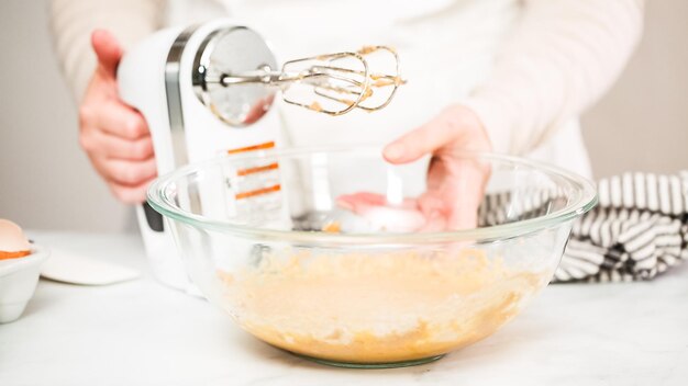 Passo dopo passo. Mescolare gli ingredienti per i cupcakes alla vaniglia.