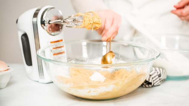 Passo dopo passo. Mescolare gli ingredienti per i cupcakes alla vaniglia.