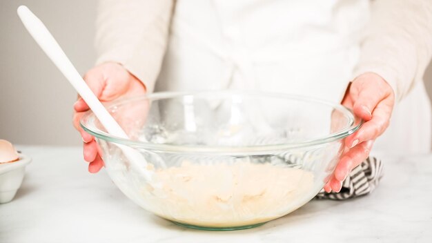 Passo dopo passo. Mescolare gli ingredienti per i cupcakes alla vaniglia.