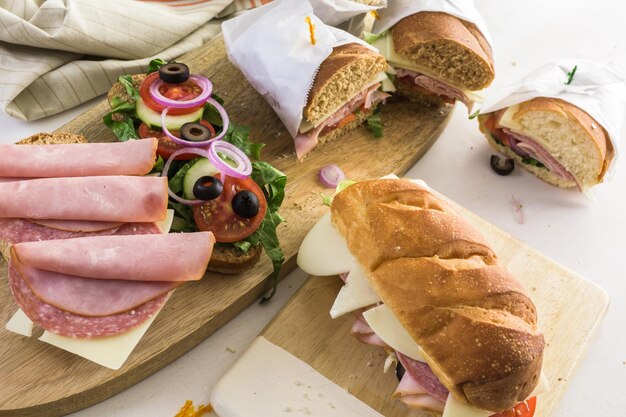 Passo dopo passo. Panino secondario fresco su hoagies bianchi e di grano.