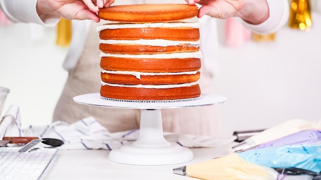 Passo dopo passo. Pasticcere che prepara la torta di unicorno per la festa di compleanno della bambina.