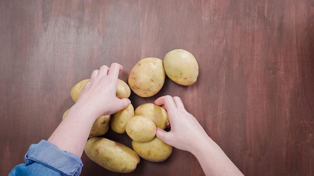 Passo dopo passo. Patate biologiche Yukon Gold sul tavolo.