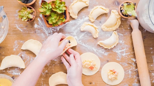 Passo dopo passo. Preparare empanadas fatte in casa con diversi ripieni.