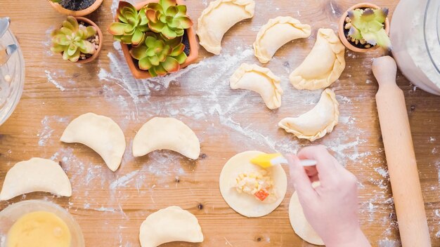 Passo dopo passo. Preparare empanadas fatte in casa con diversi ripieni.