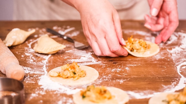 Passo dopo passo. Preparare empanadas fatte in casa con diversi ripieni.