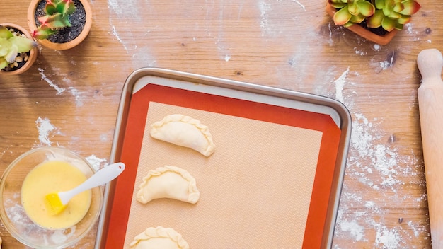 Passo dopo passo. Preparare empanadas fatte in casa con diversi ripieni.