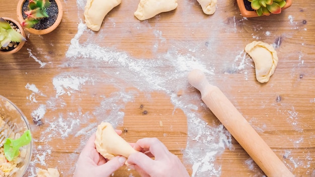 Passo dopo passo. Preparare empanadas fatte in casa con diversi ripieni.