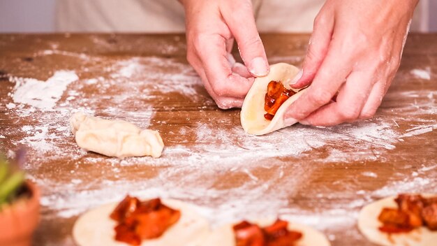 Passo dopo passo. Preparare empanadas fatte in casa con ripieno di mele rosse.