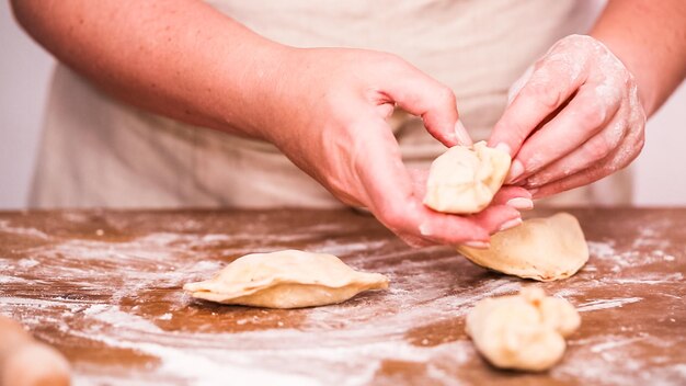 Passo dopo passo. Preparare empanadas fatte in casa con ripieno di mele rosse.