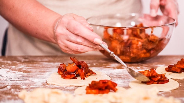 Passo dopo passo. Preparare empanadas fatte in casa con ripieno di mele rosse.