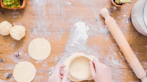 Passo dopo passo. Preparare empanadas fatte in casa con ripieno dolce.