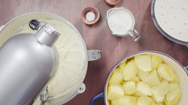 Passo dopo passo. Preparare il purè di patate cremoso in stile americano con il mixer da cucina.