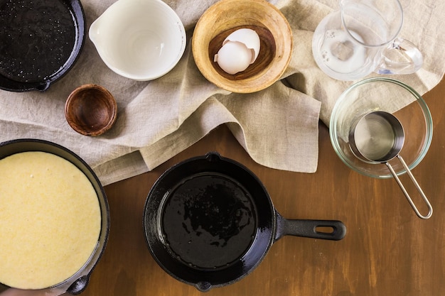 Passo dopo passo. Preparare il tradizionale pane di mais dolce con ingredienti biologici.