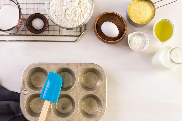 Passo dopo passo. Preparare il tradizionale pane di mais dolce con ingredienti biologici.