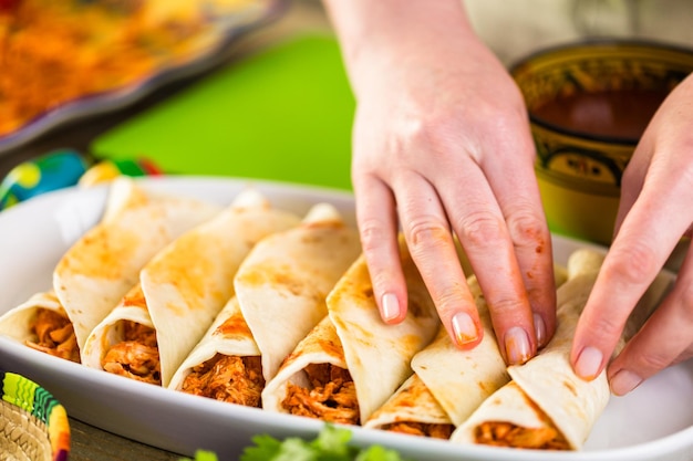 Passo dopo passo. Preparare le enchiladas di pollo fatte in casa.