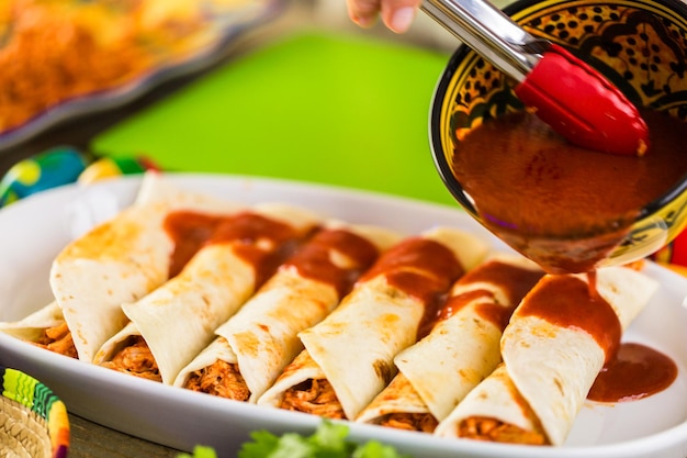 Passo dopo passo. Preparare le enchiladas di pollo fatte in casa.